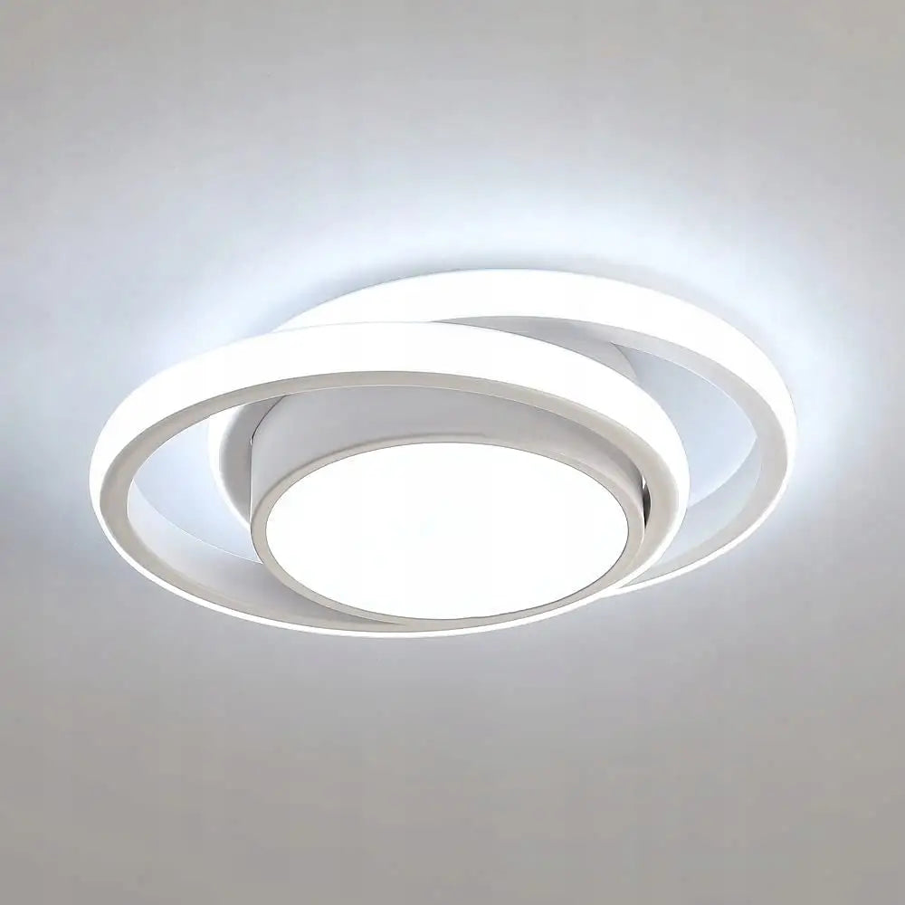 LED-taklampe i hvitt, skråvisning som fremhever de sirkelformede lysringene og det sentrale lyselementet.