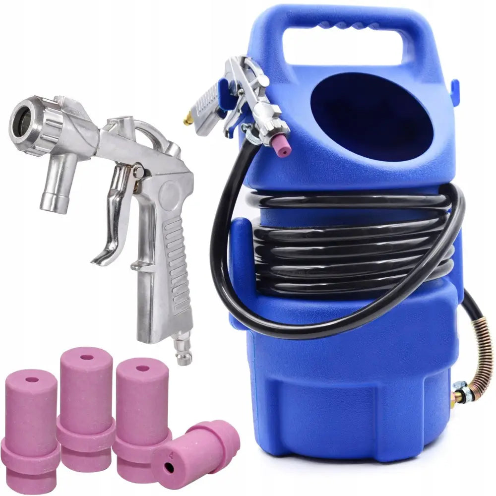 Sandblåsing, blå beholder med bærehåndtak, sort slange, metallpistol og fire rosa dyser foran.