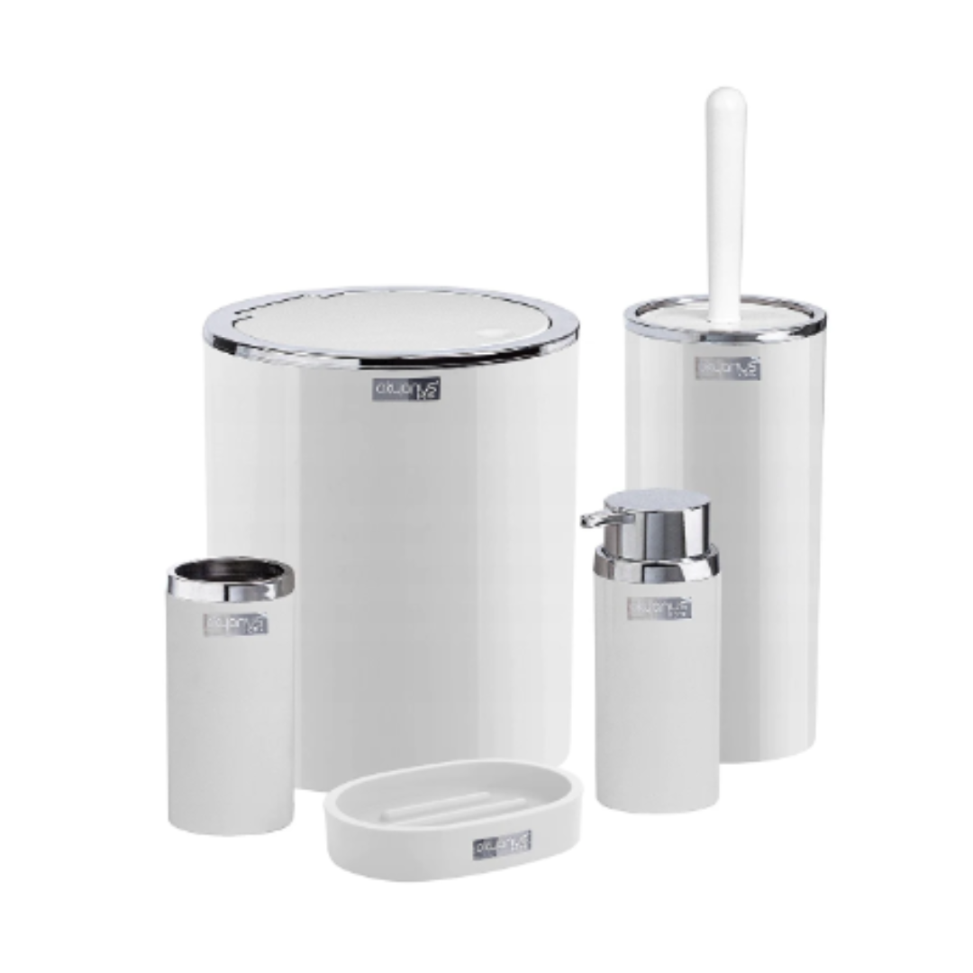 Tilbehørsett, fem hvite baderomsartikler med sølvkant som såpedispenser, såpeskål og pedalbøtte.