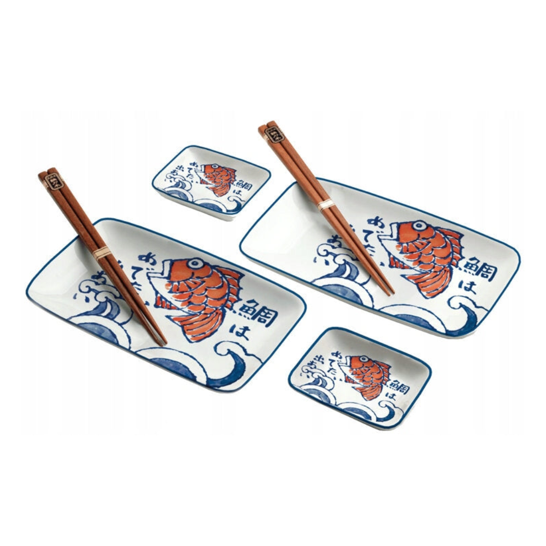 Sushi Sett, rektangulære porselenstallerkener med blå og røde japanske fiskemotiver, små skåler og spisepinner.