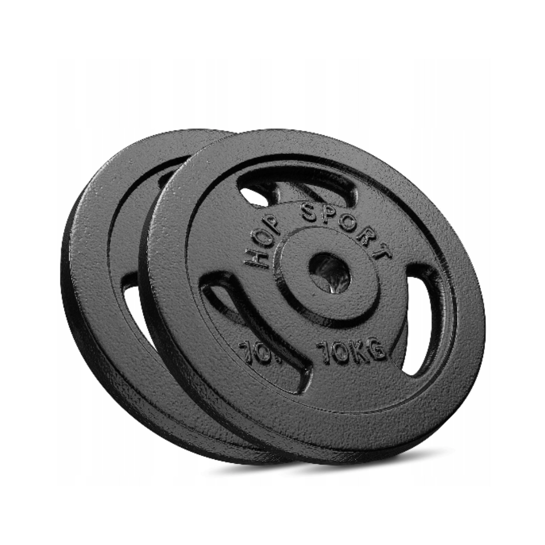 Vektskiver, svarte runde jernskiver med åpne håndtak og preget tekst ligger ved siden av hverandre.