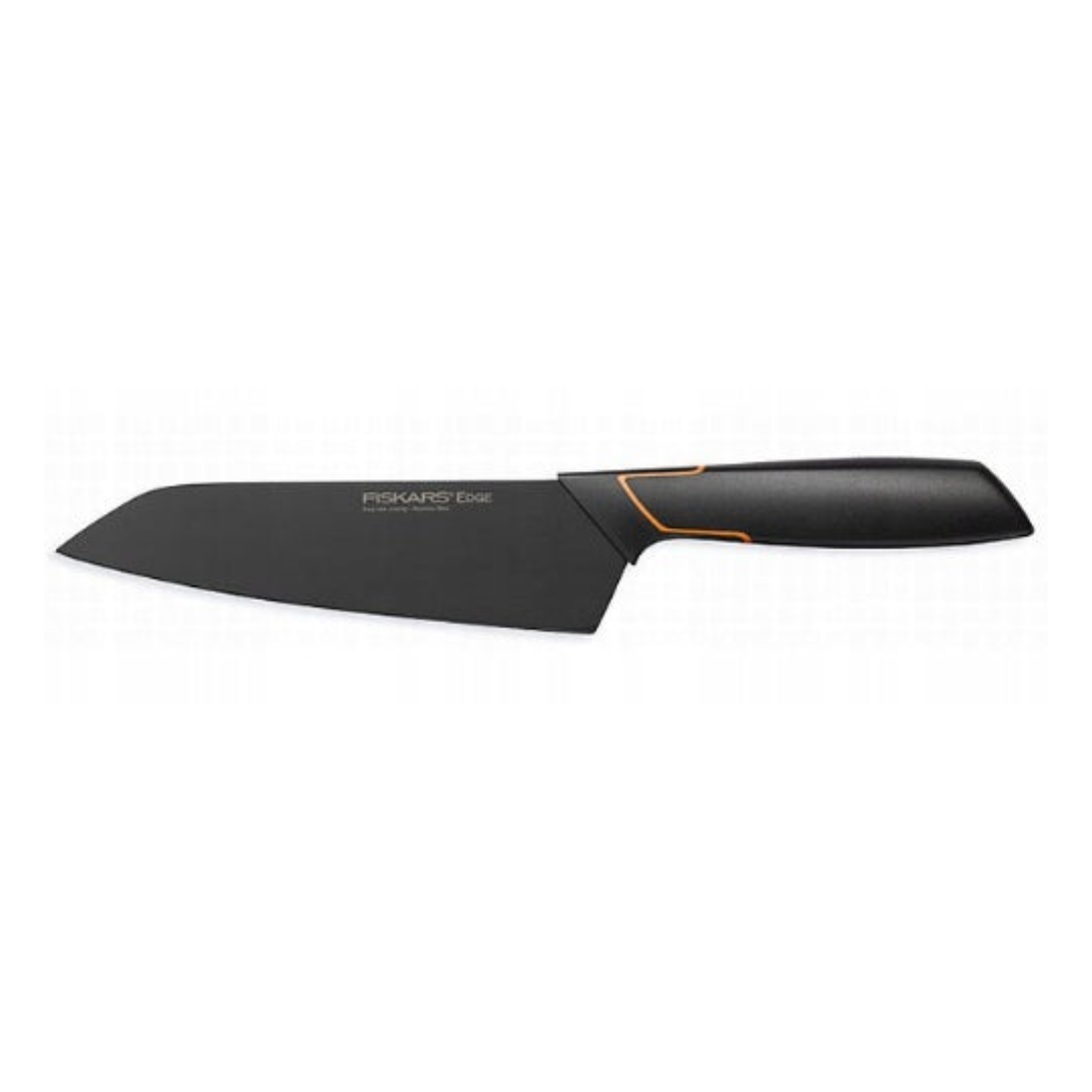 Kjøkkenkniver Og -sakser, sort kjøkkenkniv med bredt blad og ergonomisk håndtak med oransje detaljer ligger horisontalt.