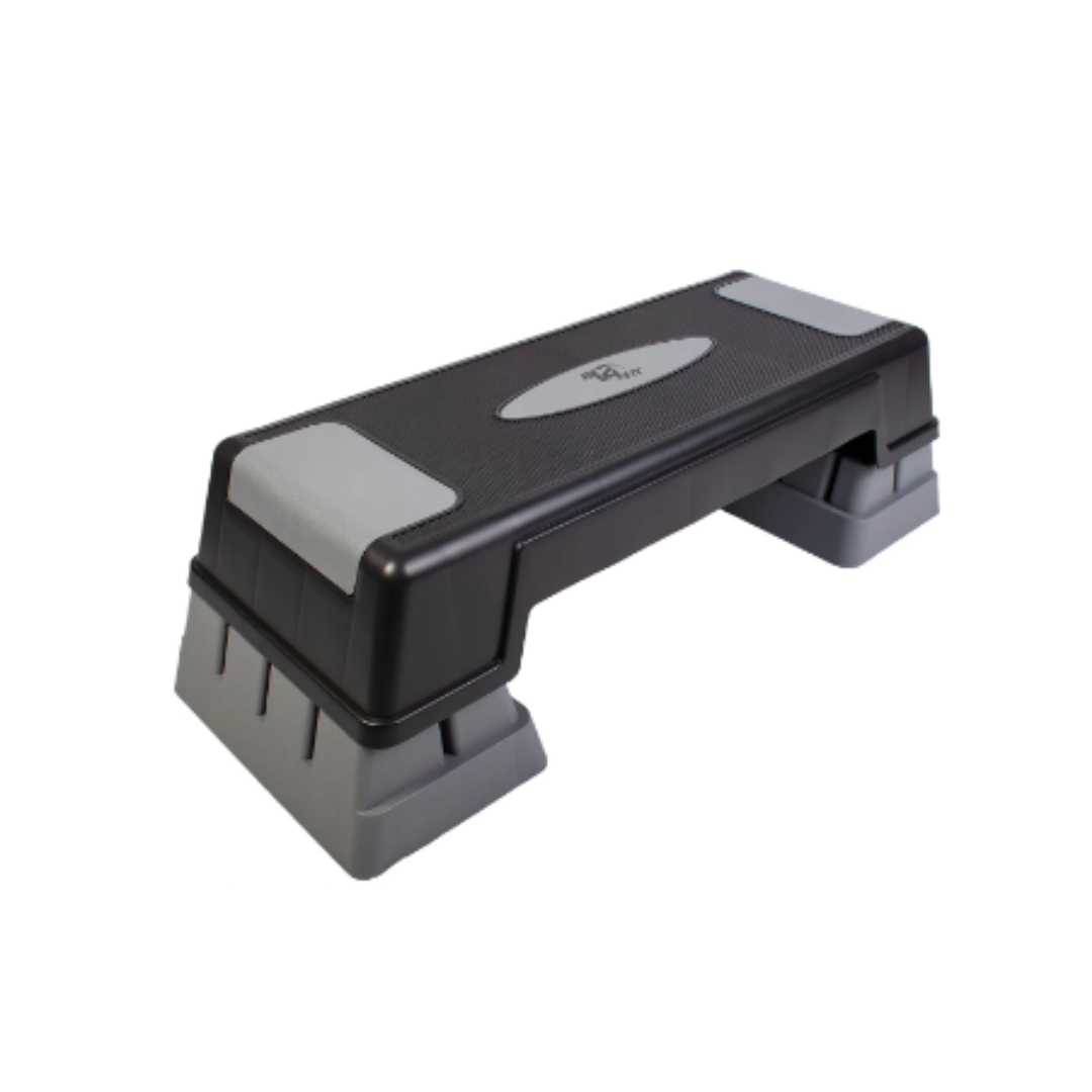 Stepper, rektangulær treningsplattform i svart og grå plast med sklisikkert mønster på toppen.