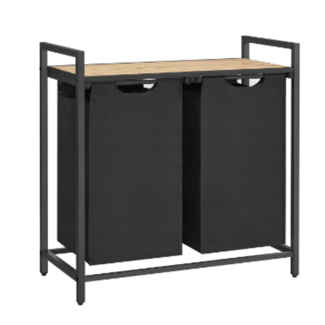 Tøykurver, to svarte tøyposer står ved siden av hverandre i en sort metallramme med lyst trelokk øverst.