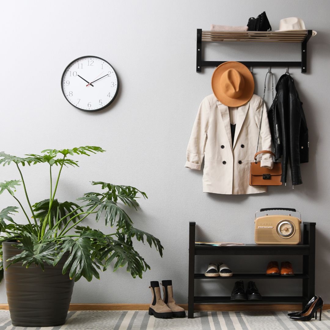 Entré Møbler og Tilbehør, vegghengt hylle med knagger hvor jakker og en hatt henger, veske, skohylle med sko, retro radio,...