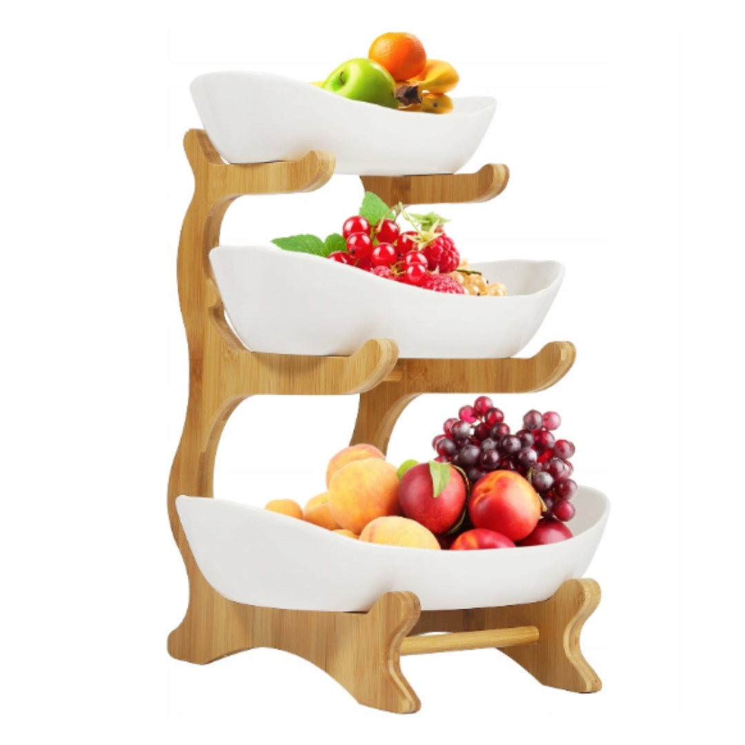 Serveringsbrett Og -bord, tredelt lyst trestativ med hvite ovale fat fylt med fargerik frukt.