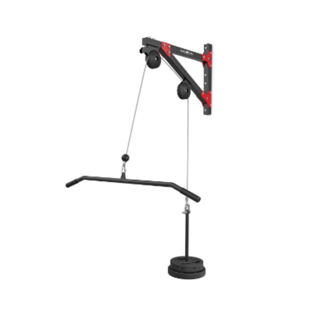 Kabelmaskin, sort og rød vegghengt treningsenhet med vaier, trinser, bredt håndtak og påmonterte vektskiver.