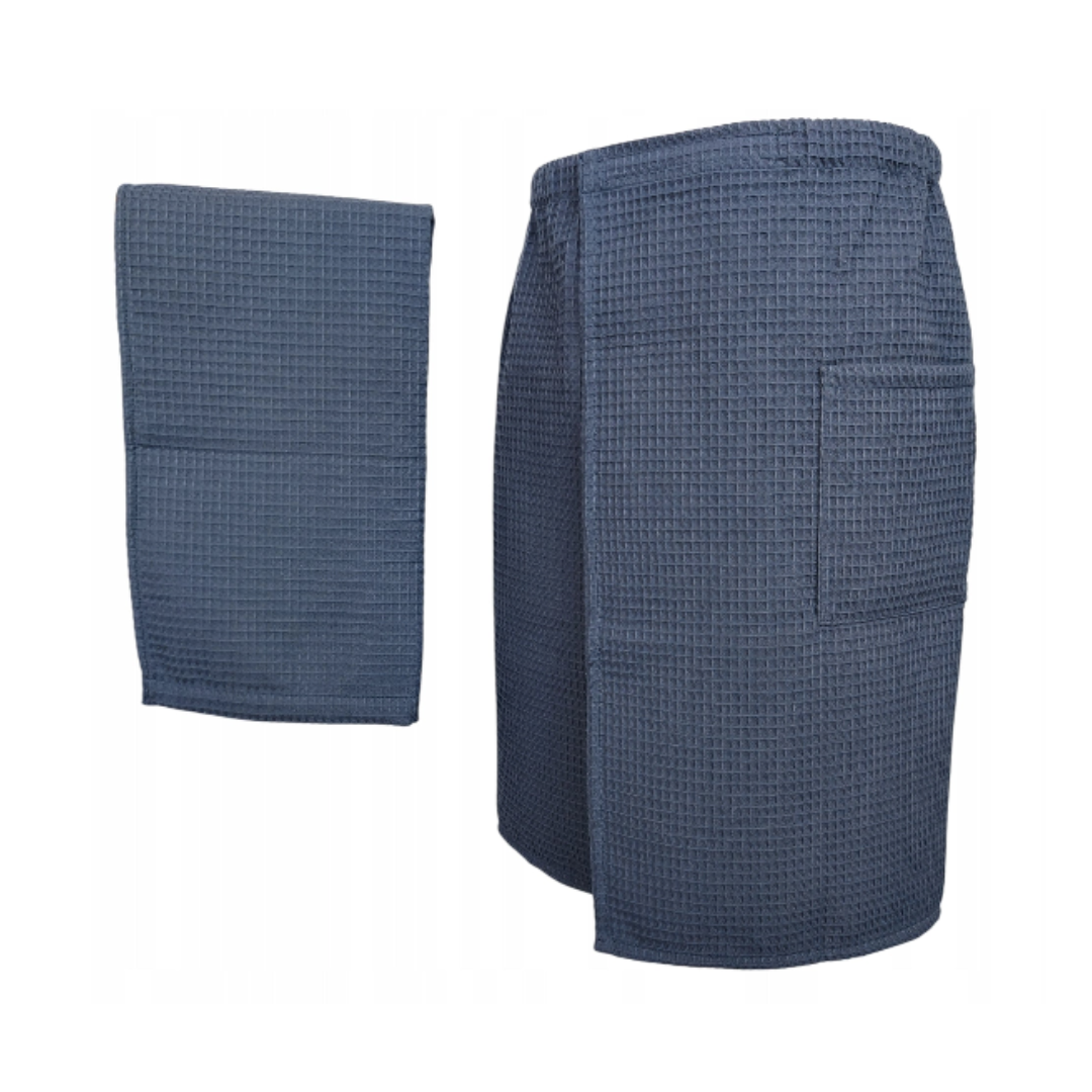 Badehåndklær, mørkeblå vaffelmønstrede tekstiler hvor ett er brettet og ett er knyttet rundt en persons midje.