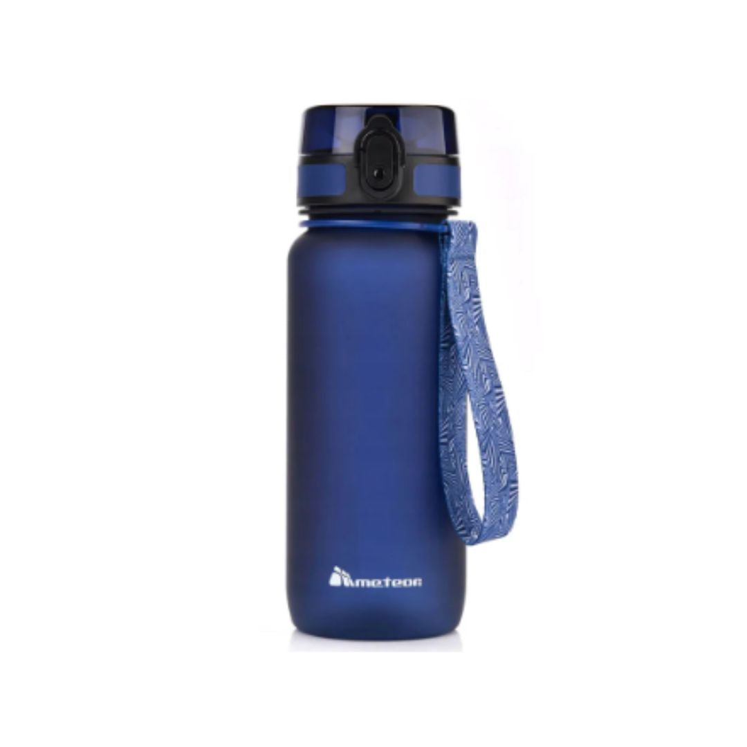 Drikkeflasker Og Shakers, blå drikkeflaske med matt overflate, mørk blått lokk og mønstret bærehåndtak.