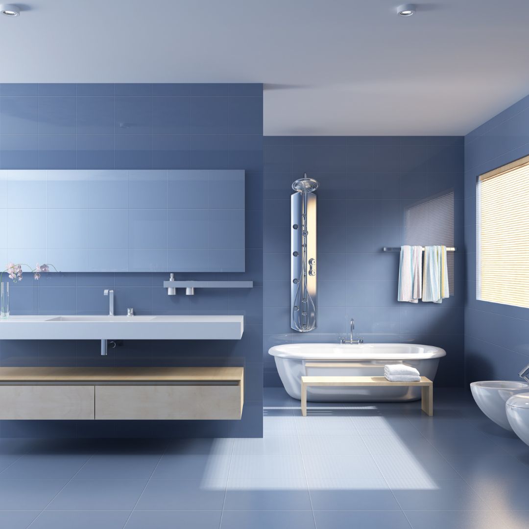 Bad Møbler, moderne vegghengt servantskap i hvitt under stort speil, frittstående badekar og blå veggfliser.