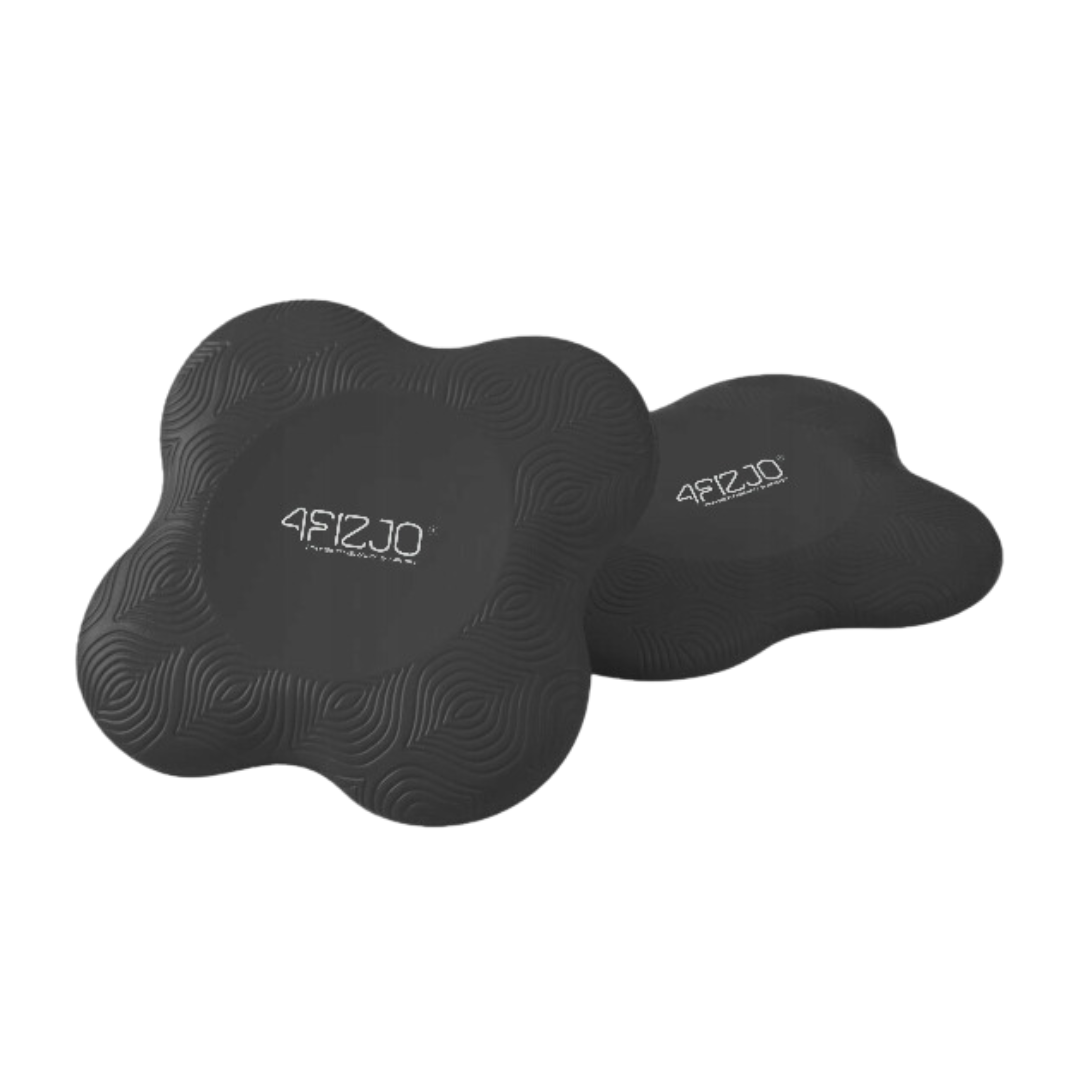Yogatilbehør, to svarte blomsterformede yogamatter med bølgestruktur og logo plassert sentralt, delvis overlappende.