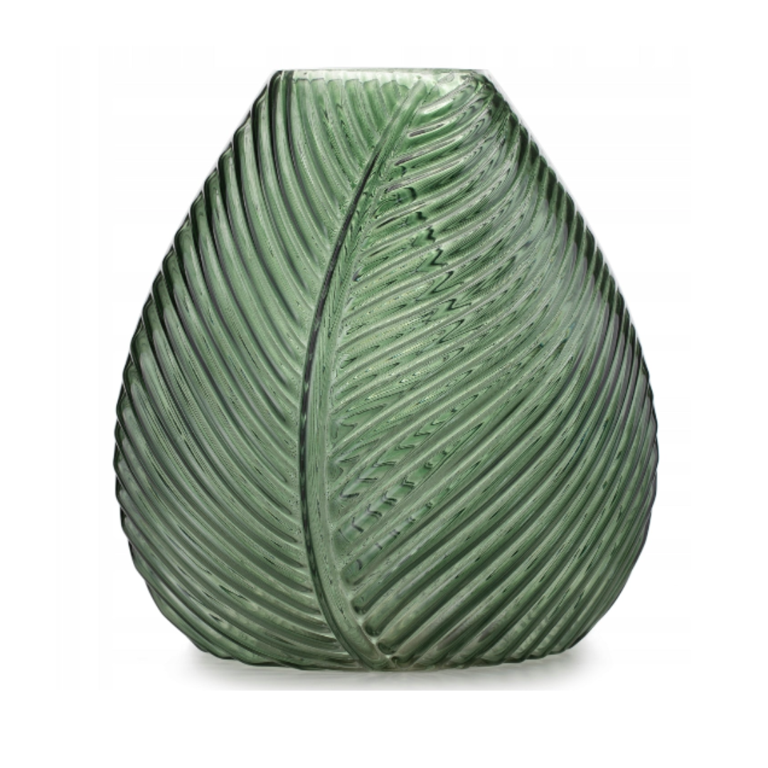 Vaser, grønn glassvase med bladformet mønster og oval fasong, strukturert overflate som fremhever detaljene.