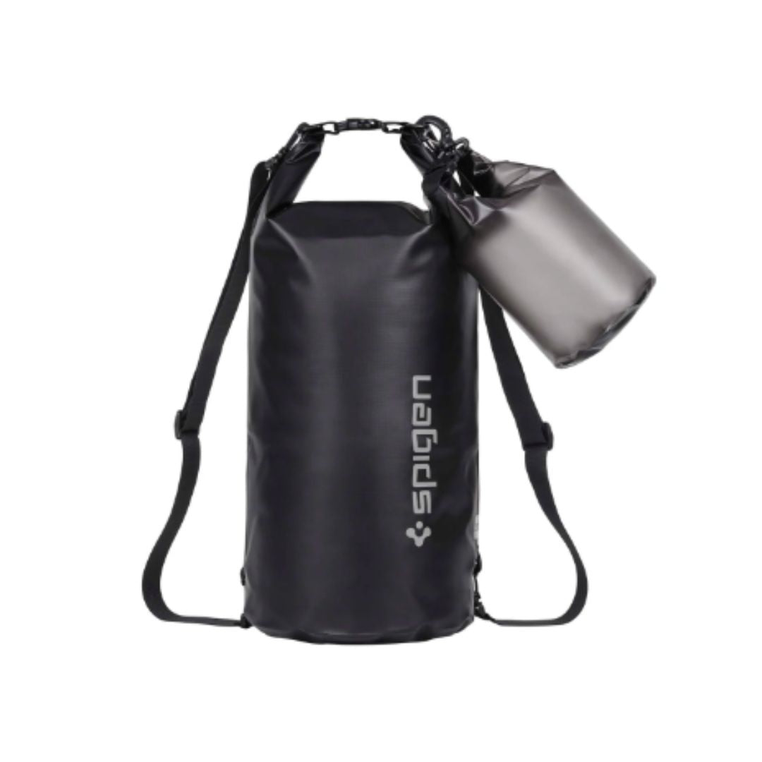 Førstehjelpsutstyr Og Insektmidler, to sylinderformede vanntette poser i sort og grått med justerbare skulderstropper.