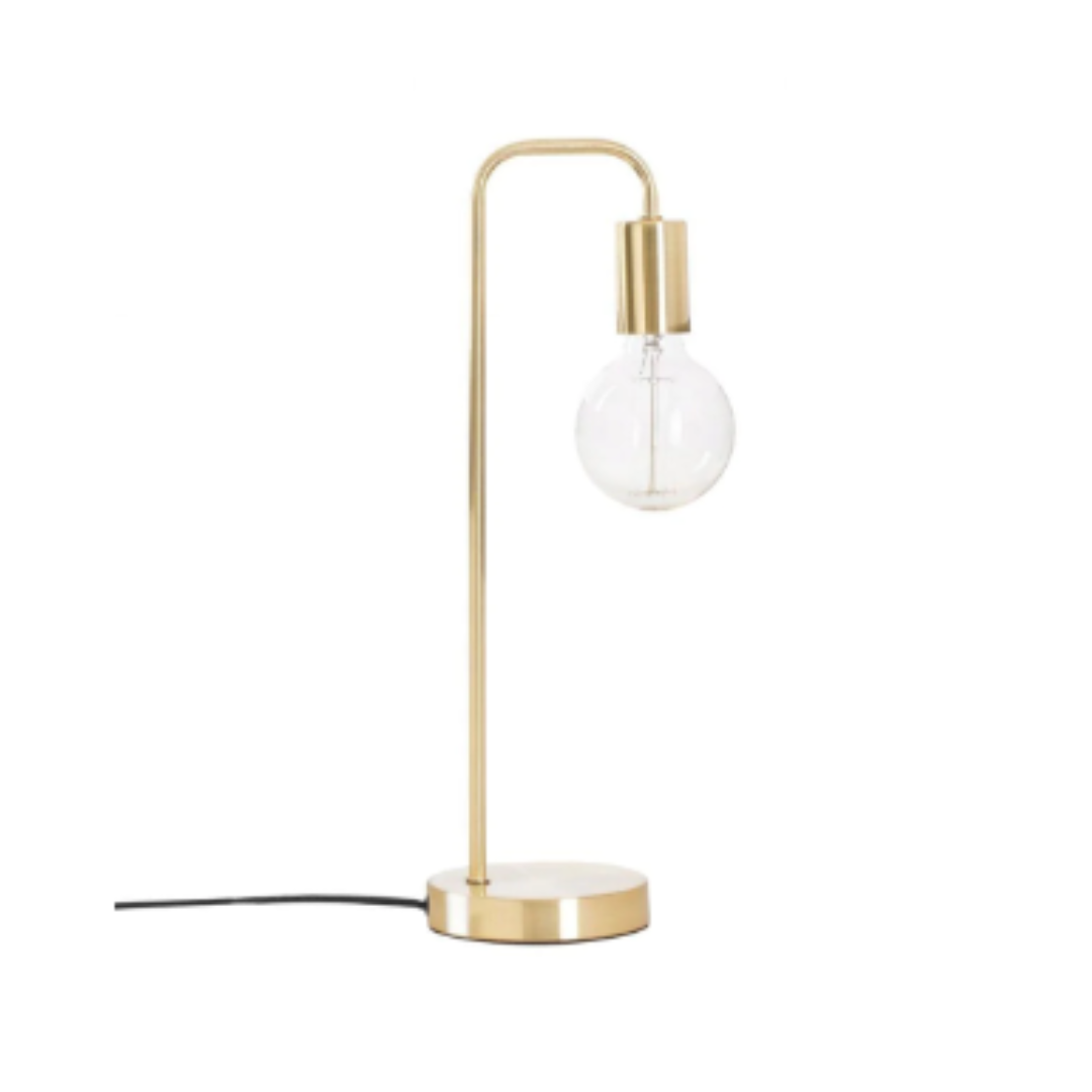 Bordlampe, elegant gullfarget metallbase og stang med stor synlig lyspære plassert sentralt.