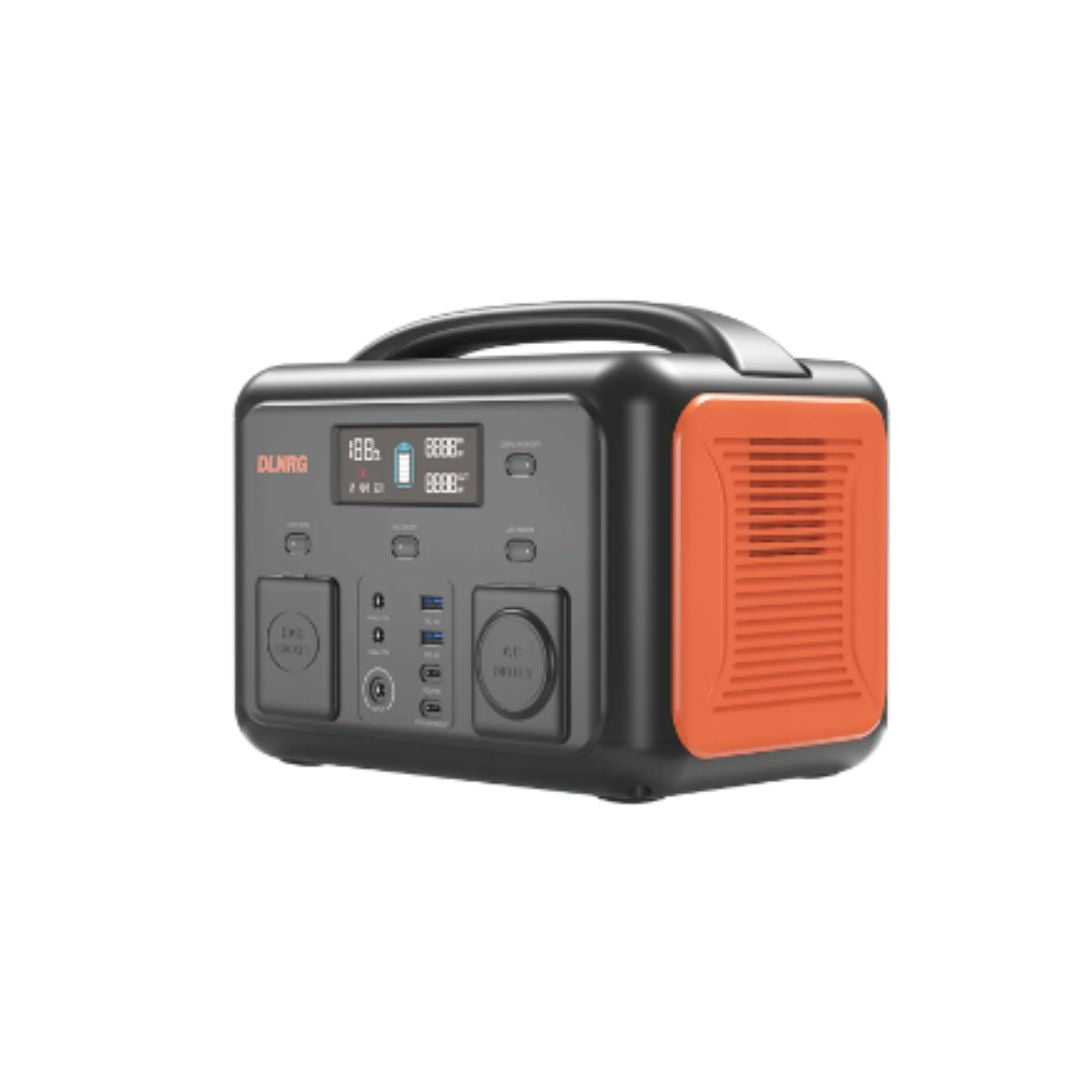 Turtilbehør, kompakt, sort og oransje strømgenerator med bærehåndtak, flere uttak og digitalt display.