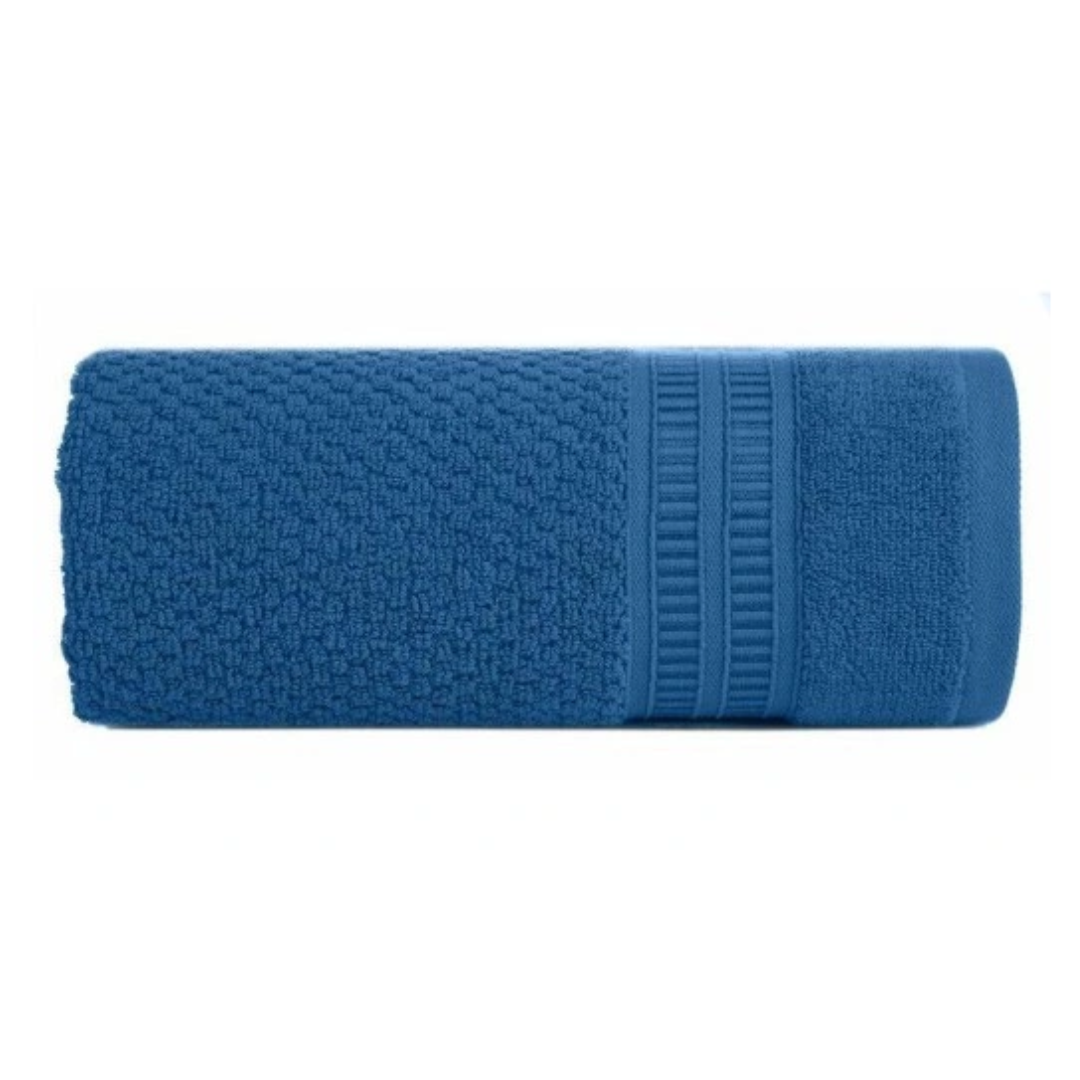 Badelaken og strandhåndklær, sammenrullet blått håndkle med strukturert mønster og dekorative striper.