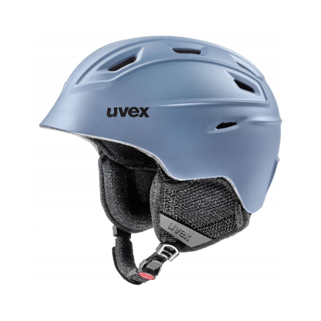 Hjelmer, matt blå hjelm med ventilasjonsåpninger, sort polstring, hakestropp og uvex-logo på siden.