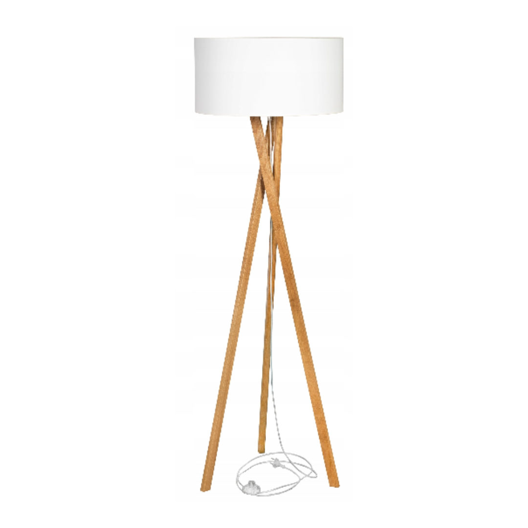 Gulvlampe, elegant trebeinslampe i lyst tre med stor, rund hvit skjerm og synlig hvit ledning nederst.