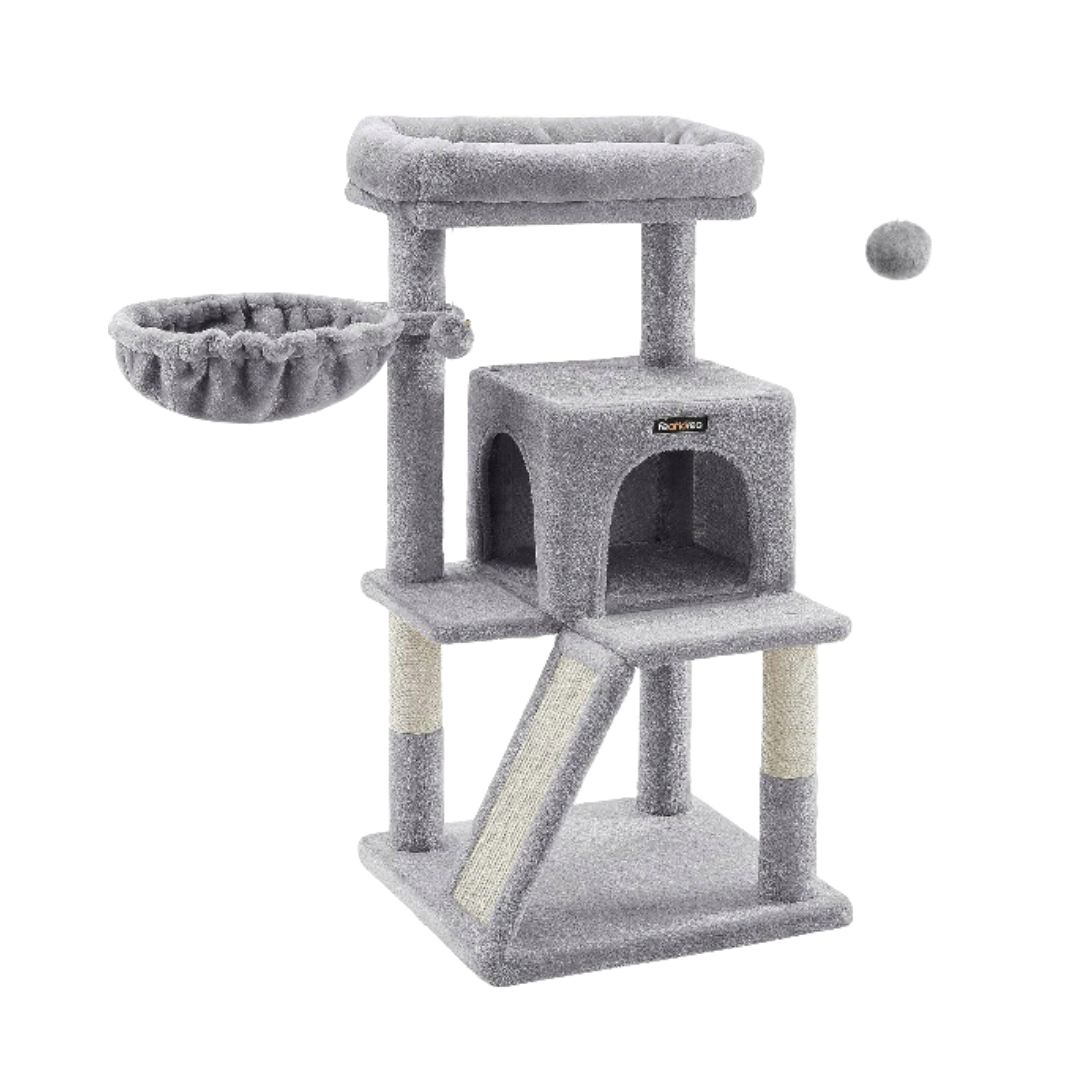 Kattetre, grått klatrestativ med flere etasjer, soveplass, lite hus, hengekøye, klorestolper og hengende lekeball.