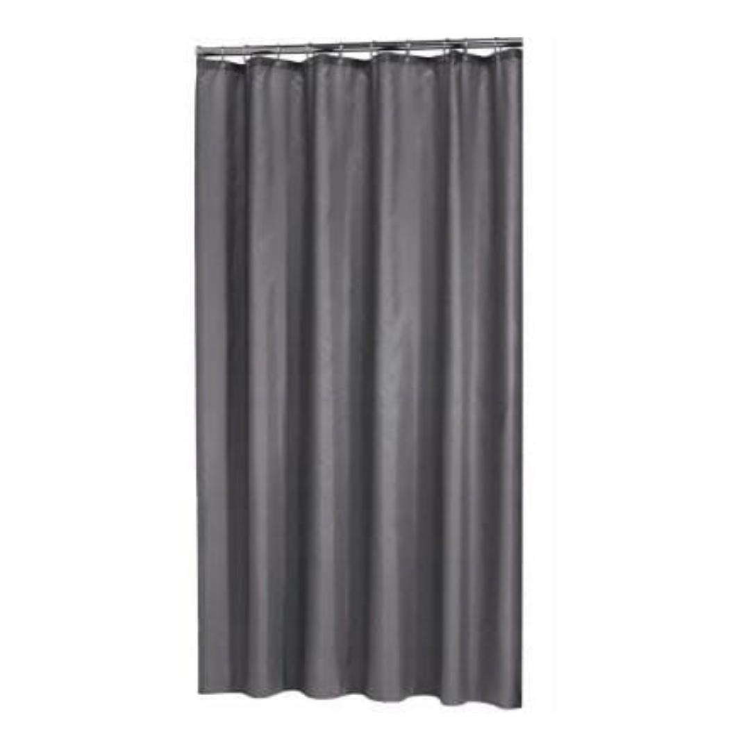 Dusjforheng, grått ensfarget tekstilforheng med lett bølgende struktur henger fra sølvfarget metallstang med ringer.