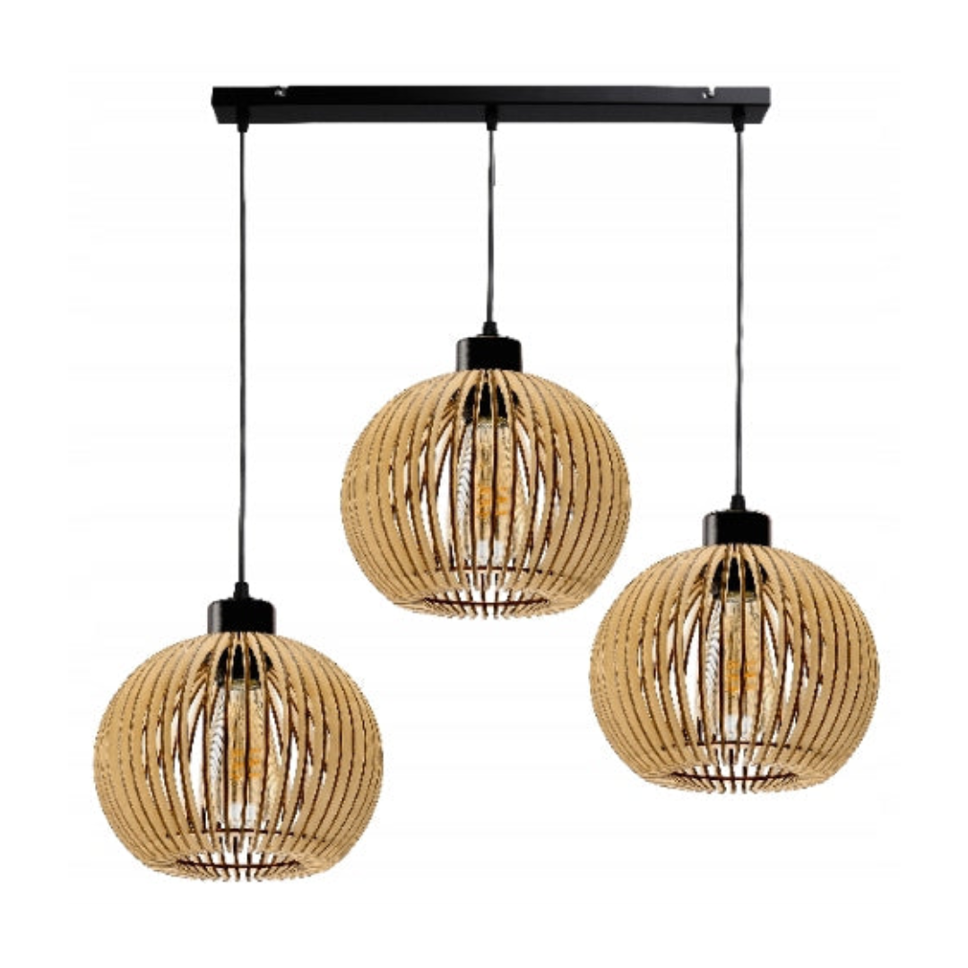 Hengelampe, tre runde lamper med åpne trerammer og sorte ledninger fra en rektangulær, sort takbase.