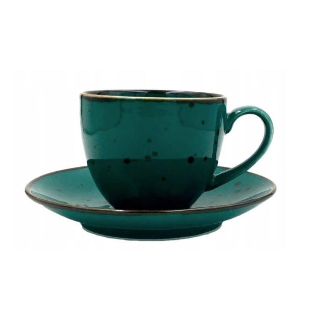 Kopper, grønn kopp med mørke prikker og hank plassert på en matchende asjett med rustikk kant.