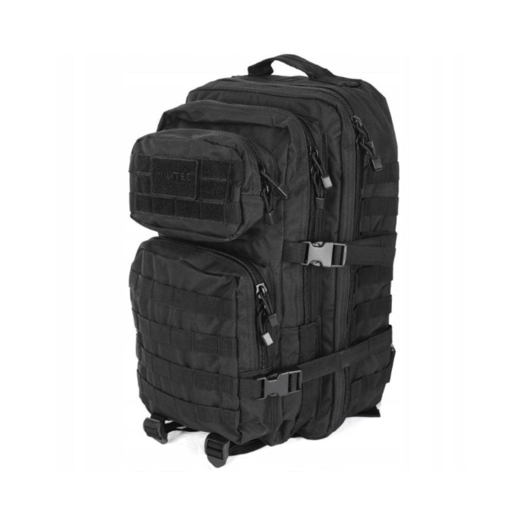 Skitrekk Og Bager, svart ryggsekk med mange rom, glidelåser, spenner og synlige MOLLE-paneler.