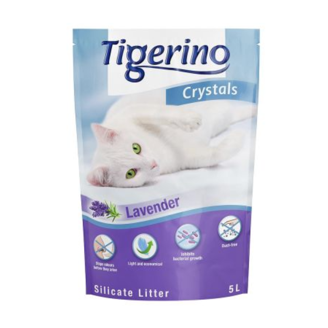 Kattesand, hvit katt med grønne øyne foran på en pose i blå-lilla nyanser med lavendelillustrasjon og produktnavn.