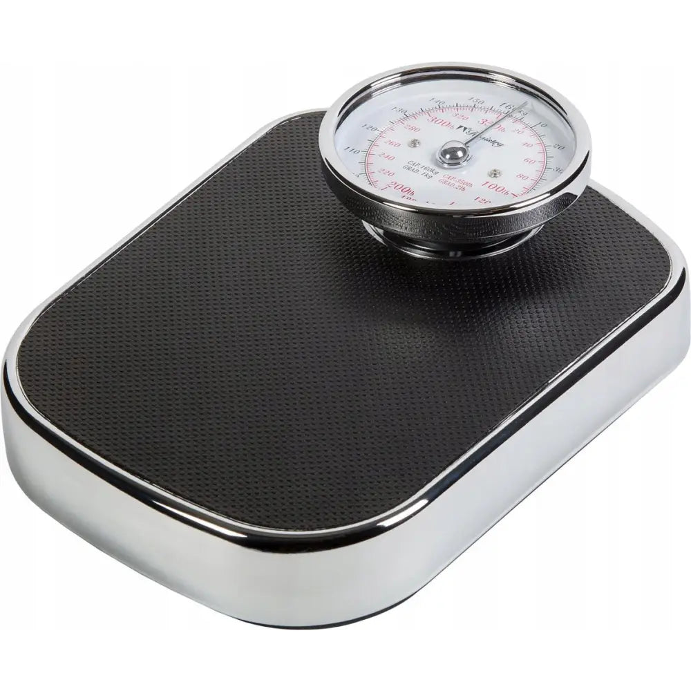 Baderomsvekt, rektangulær sort vekt med riflet overflate, stor rund analog skjerm og sølvfargede kanter.