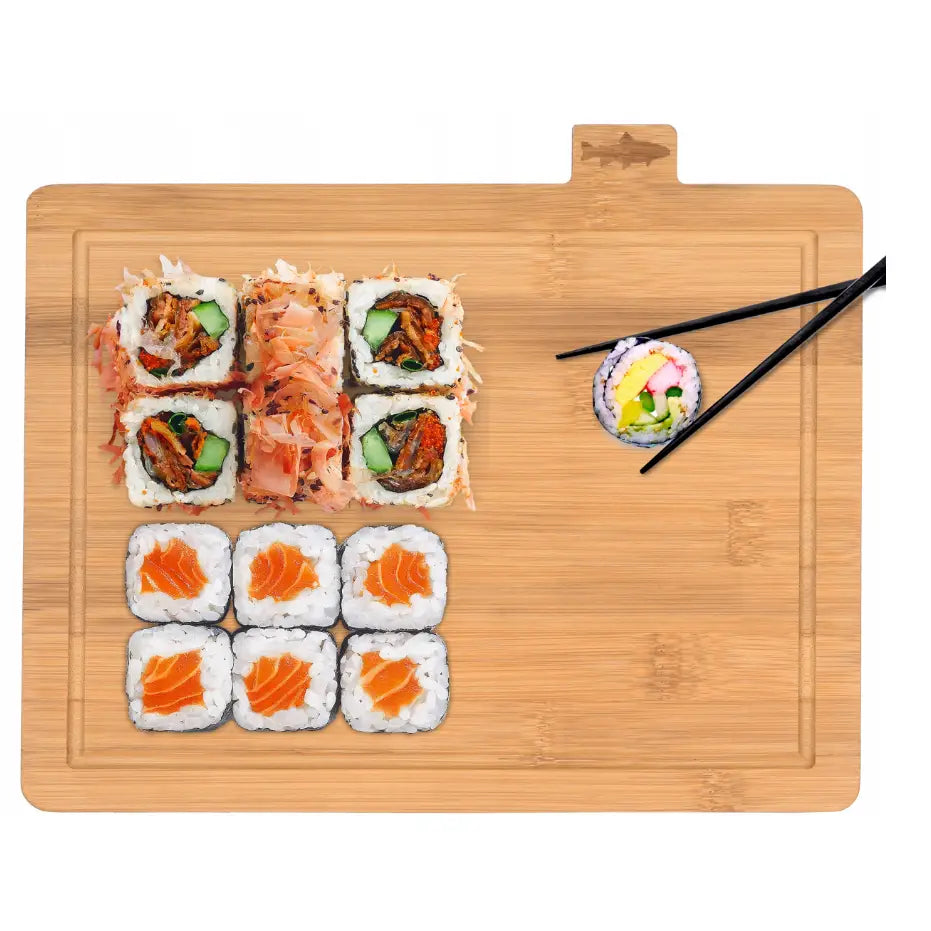 Skjærebrett, lyst rektangulært trebrett med flere sushi-biter og to spisepinner ryddig lagt oppå.