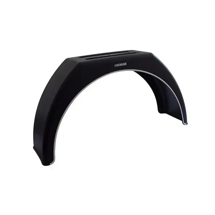 Tilhenger Skjermer, svart buet plastskjerm med rette kanter og glatt overflate, diskret logo sentrert.