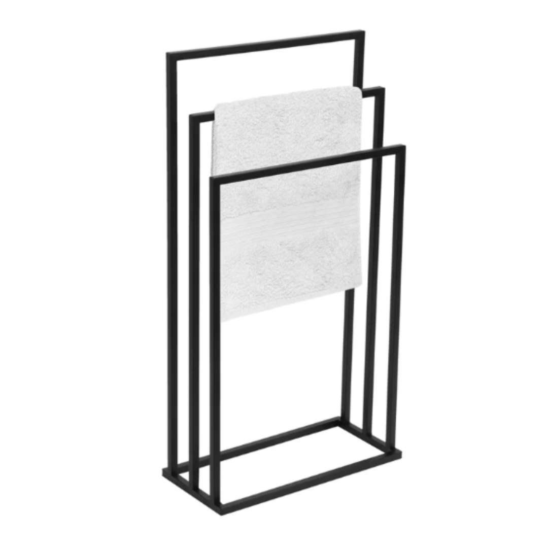 Knagger, svart metallstativ med tre rektangulære rammer i forskjellige høyder, hvitt håndkle på midten.