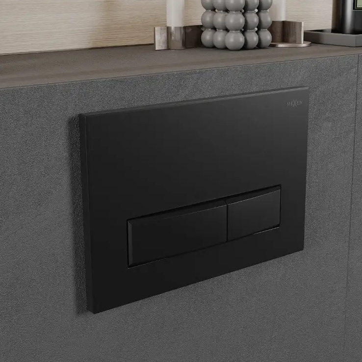 Spyleknapper, rektangulær matt sort plate med to ulike store trykknapper og diskré logo nederst.