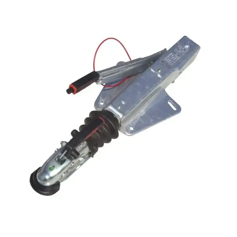 Påløpsbrems, galvanisert metallkomponent med svart plastmansjett, håndtak og synlige ledninger på hvit bakgrunn.