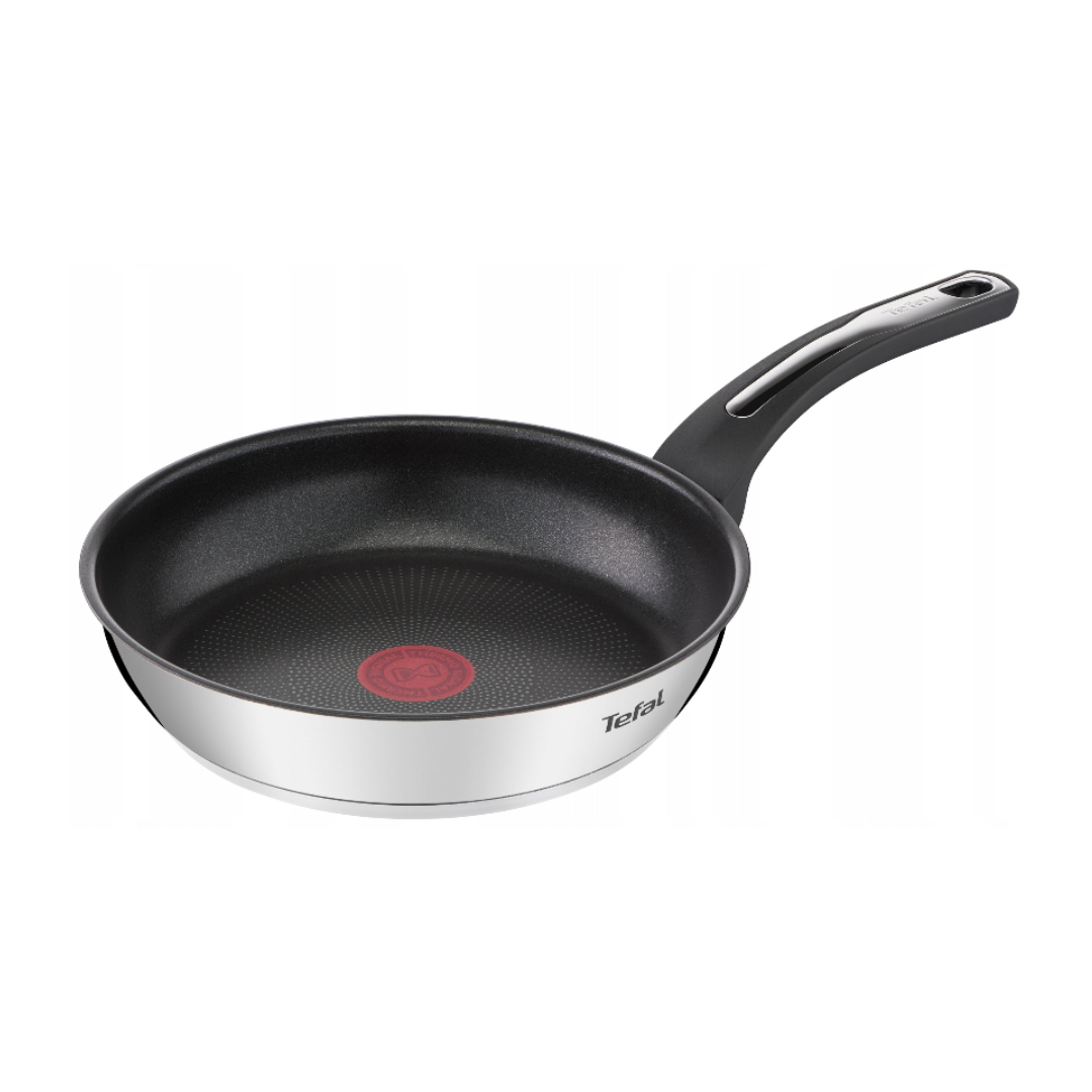 Gryter og panner, sort stekepanne med non-stick belegg, sølvfarget utside og svart håndtak.
