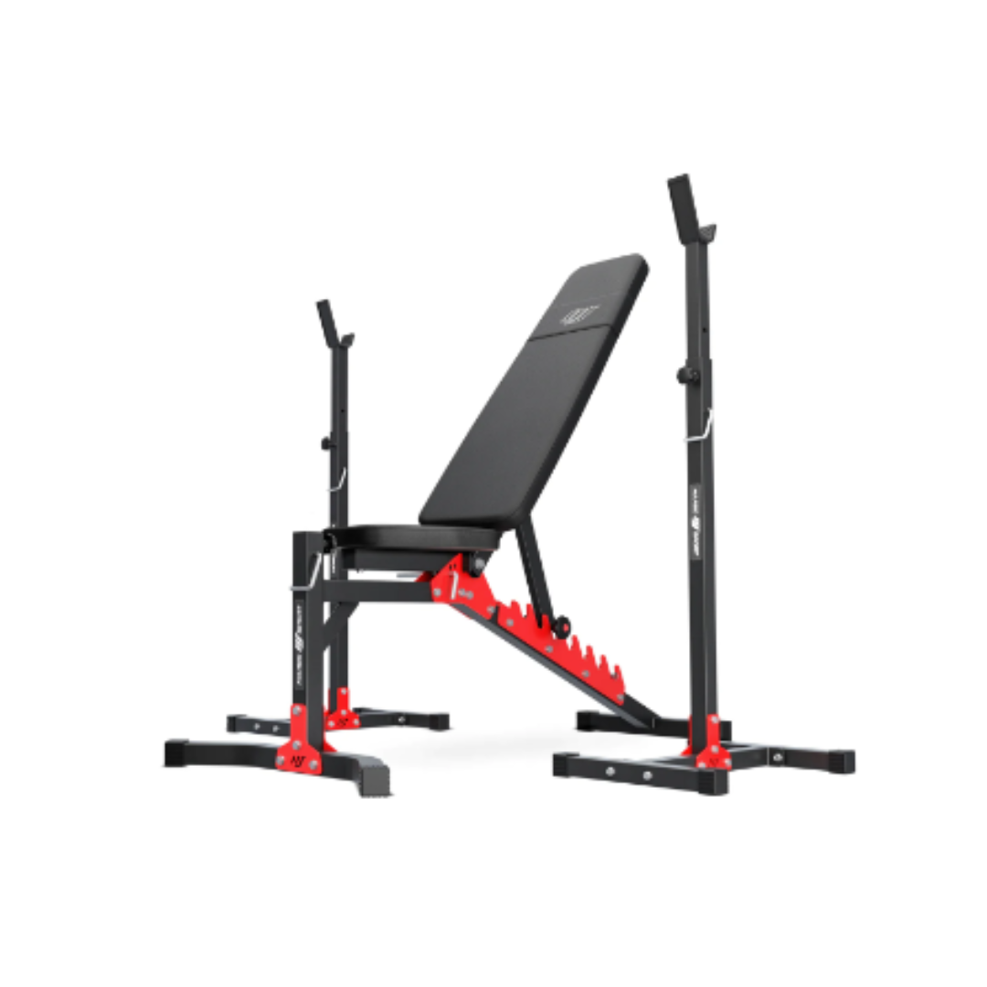 Styrketreningssett, solid svart og rød treningsbenk med justerbar ryggstøtte og integrert vektstativ.
