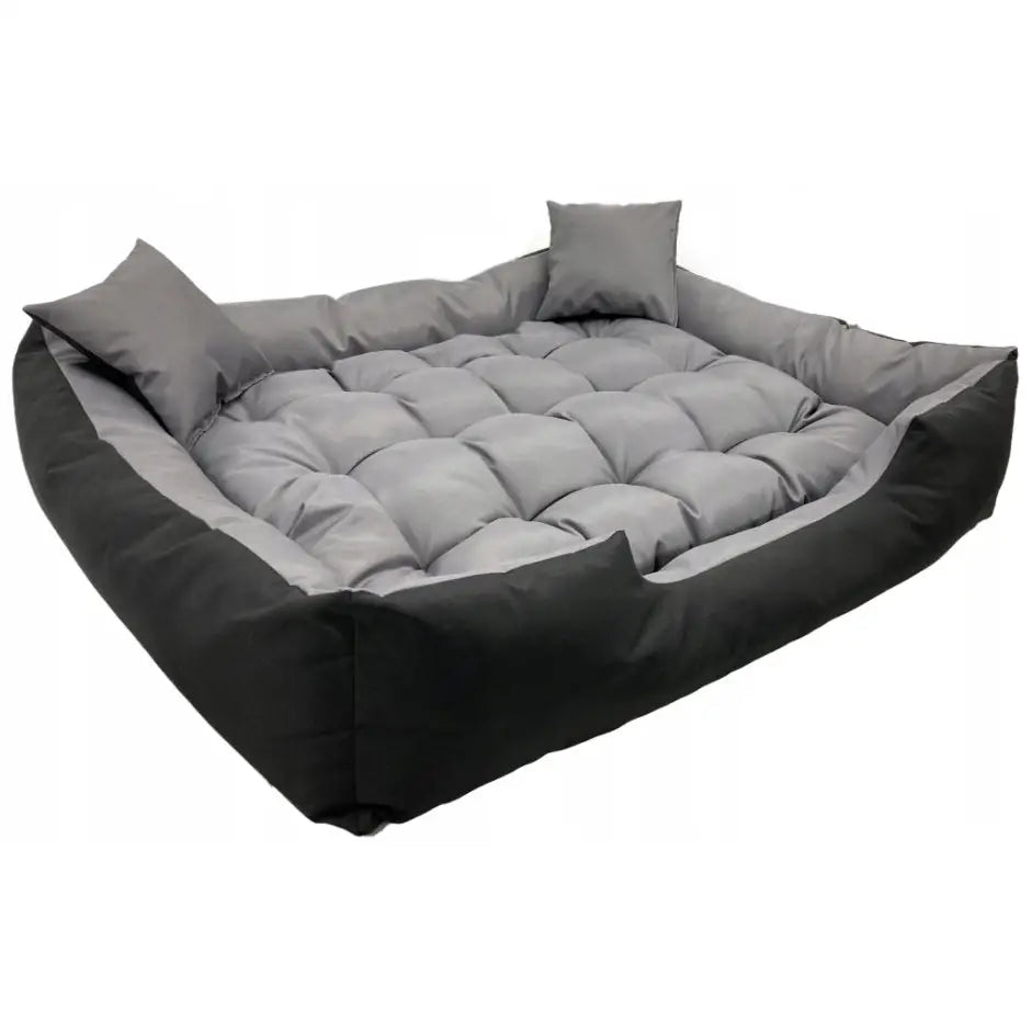 Hundeseng, rektangulær polstret seng i grått og svart stoff med høye kanter og to små puter.