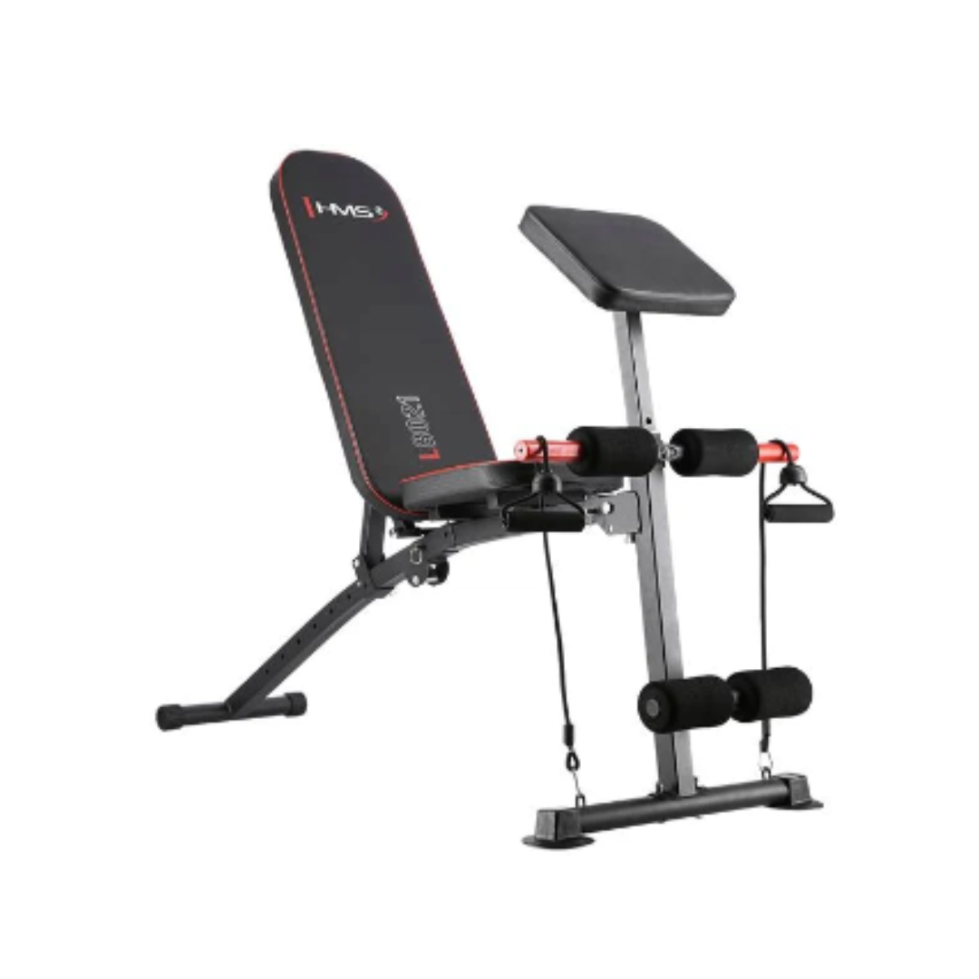 Treningsstasjoner, sort og rød treningsbenk med justerbar ryggstøtte, armstøtte, håndtak og polstrede ruller.