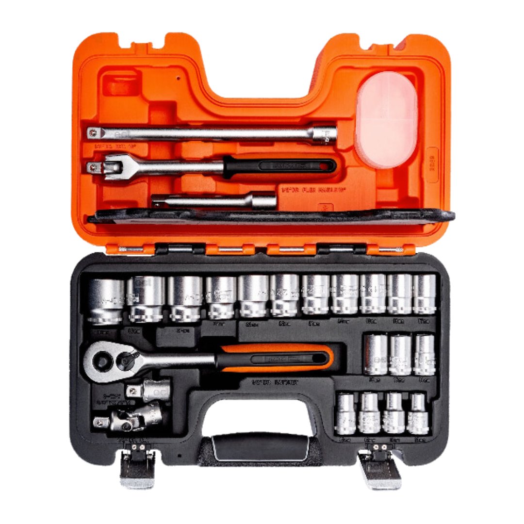 Verktøysett, oransje og svart etui med ulike håndverktøy og piper i forskjellige størrelser pent sortert.