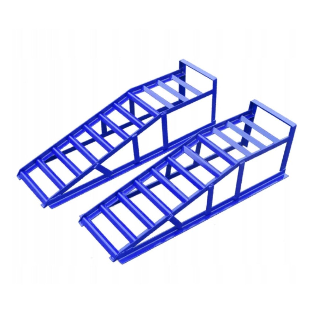 Bilramp, to blå metallramper med gittermønster står parallelt og har robust konstruksjon for tunge kjøretøy.