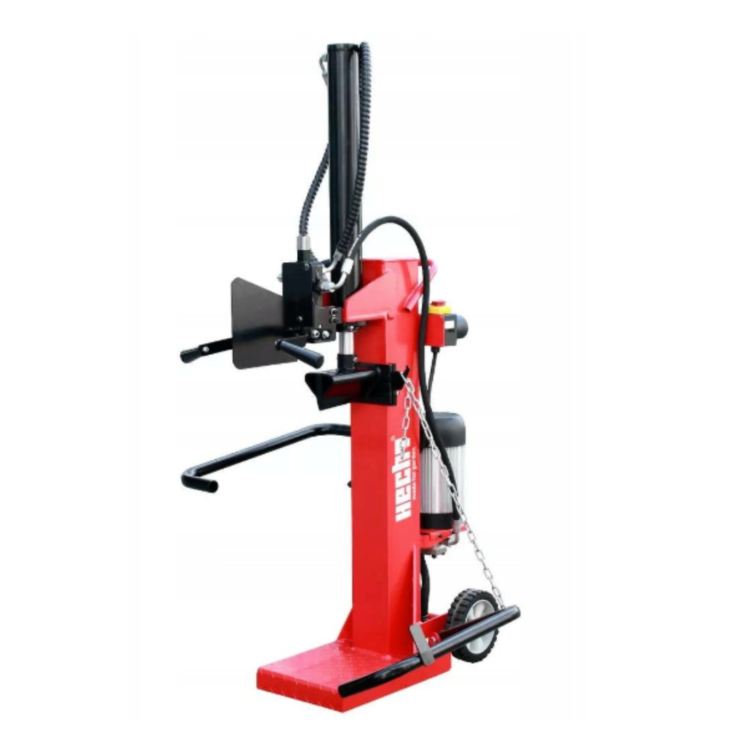 Vedkløyver, rød og svart maskin med robust metallramme, hydraulikk, hjul og sølvfarget kløyvehode.