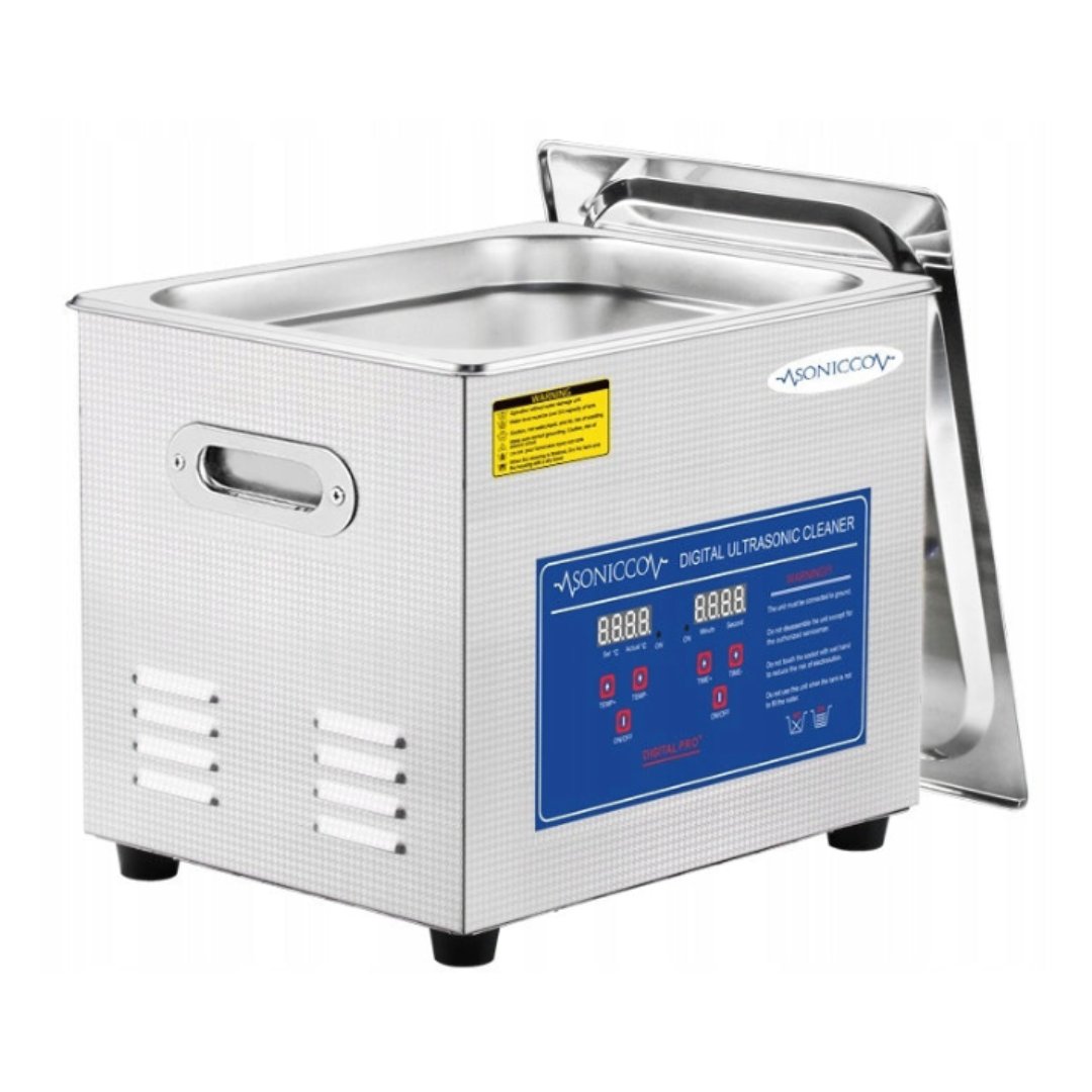 Ultralydvasker, sølvfarget maskin med digitalt kontrollpanel, blå skjerm, åpent lokk og sidehåndtak.