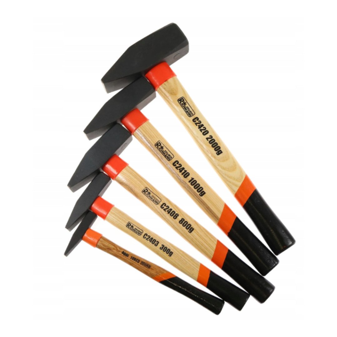 Hammere, fire ulike størrelser med lyse treskaft, svarte hoder og oransje detaljer liggende side om side.