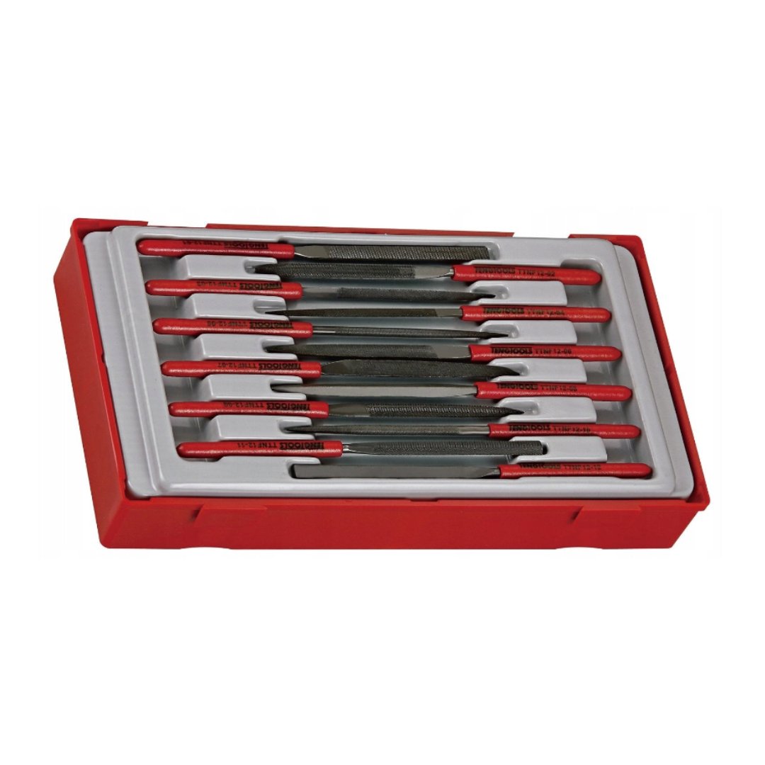 Filer, ti metallfiler med røde plasthåndtak ligger ryddig i separate rom i en rød og hvit plastboks.