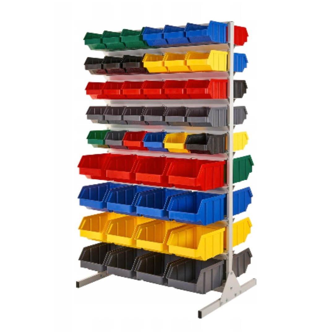 Oppbevaringshyller, metallstativ med flere nivåer fylt med blå, røde, gule, grønne og grå plastkasser.