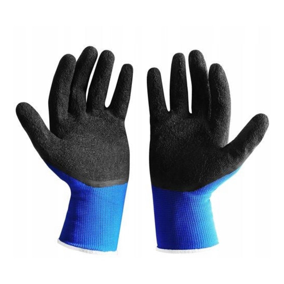 Arbeidshansker, sorte hansker med grovt gripebelegg i håndflatene og blå mansjetter ligger flatt.