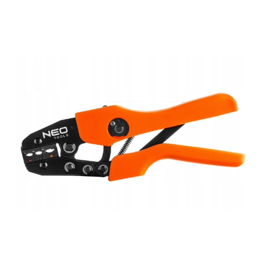 Kabelskotang, sort hode med oransje håndtak, justeringsskruer og synlig fjær plassert midt på verktøyet.