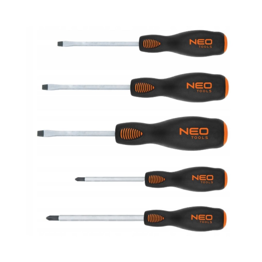 Skrutrekkere, fem skrutrekkere med svarte og oransje håndtak ligger horisontalt med ulike metallblader.