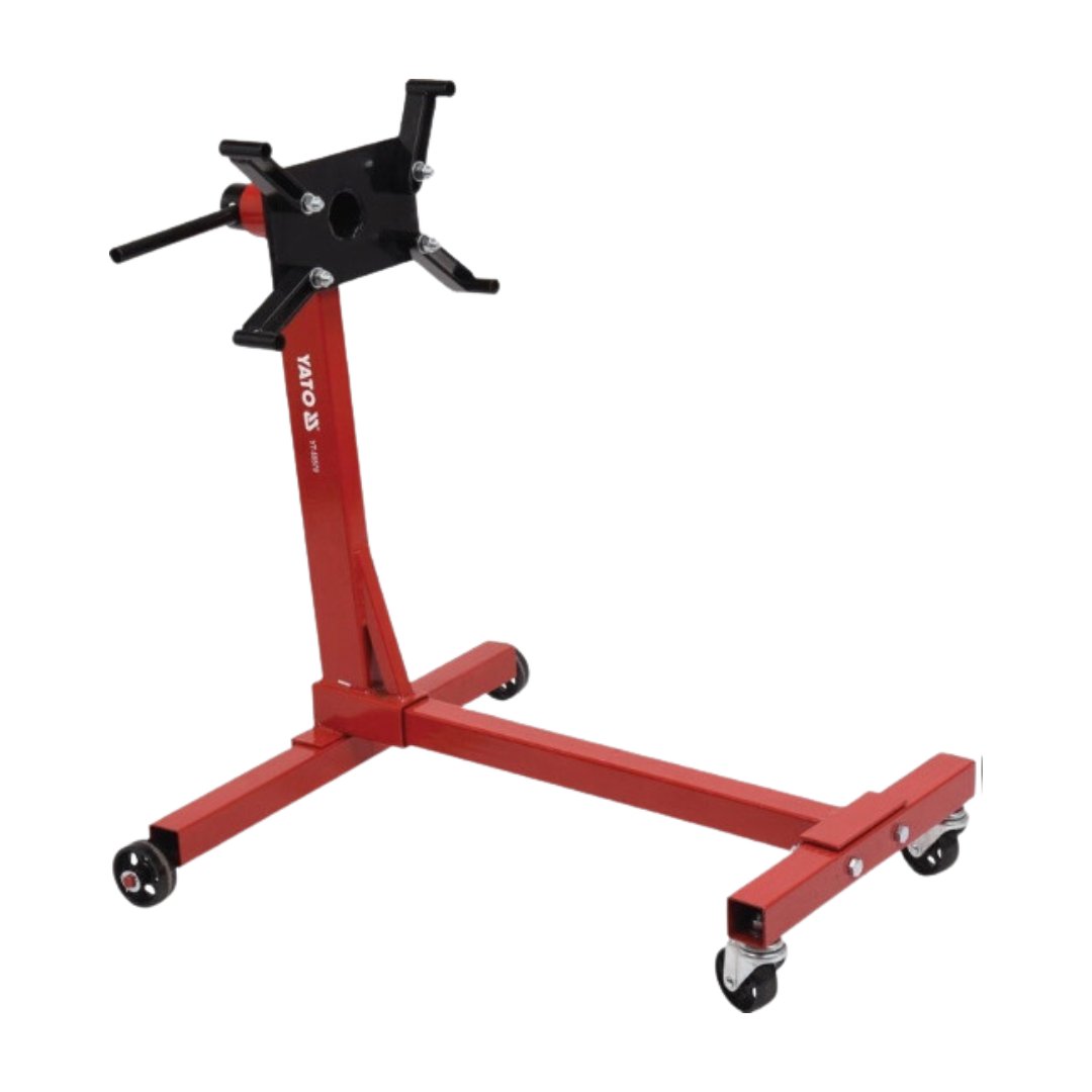 Løfteutstyr, rødt stålstativ med fire hjulbein og roterbar svart monteringsplate på toppen.