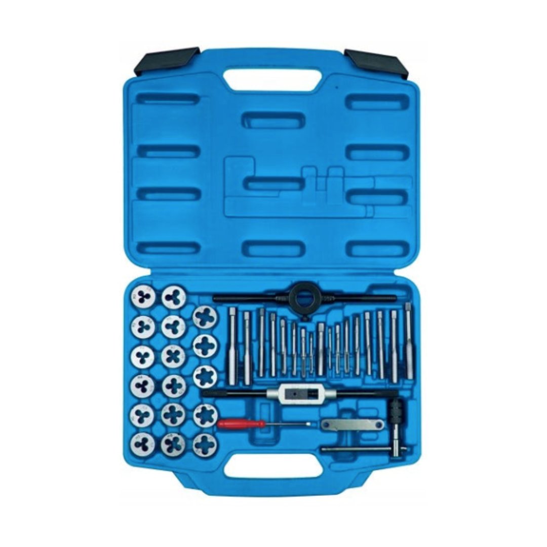 Gjengetapper, blå plastkoffert med sorterte metalliske tapper og gjengeverktøy, ryddig plassert i egne rom.